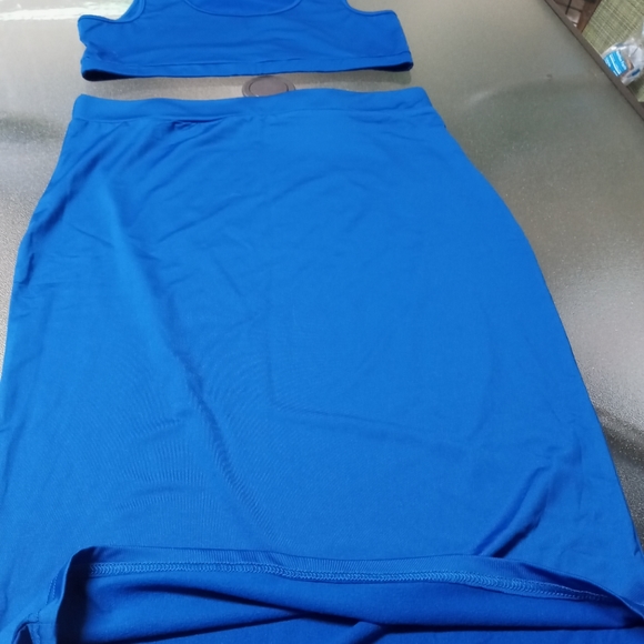 New without tag - 2 piece crop top & pencil skirt. - Picture 2 of 10